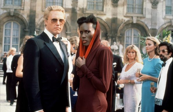 Dangereusmeent-votre-James-Bond-Roger-Moore-007-Christophe.jpg