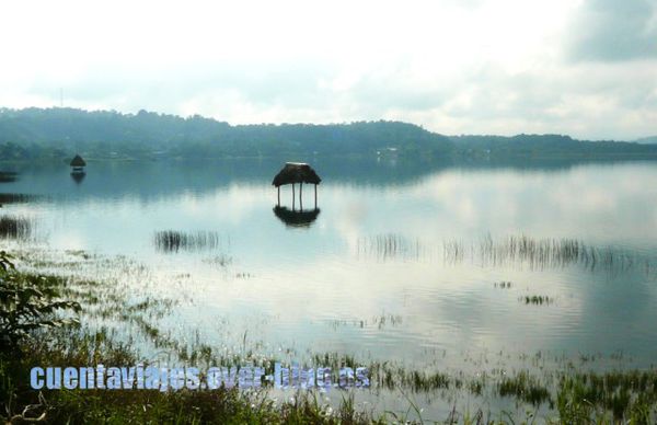 Peté. Lago Petén Itzá. Guatemala1