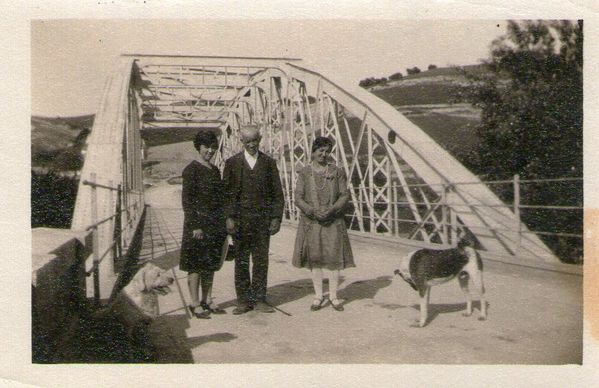 1939 - 00134 - Ana, Dolores y su padre