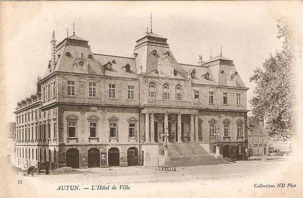 AUTUN 21id - Hôtel de Ville