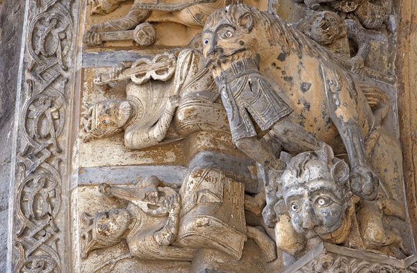 1280px-Cathedrale_Sainte-Marie_Oloron_portail_avaleur.jpg
