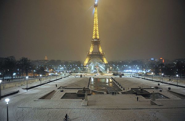 The-Eiffel-tower-after-sn-002