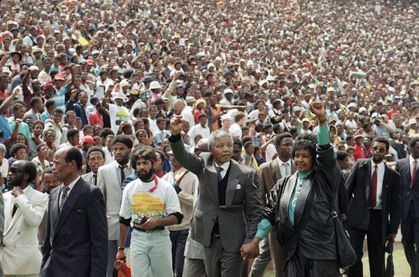 Mandela_Winnie_le-peuple.jpg