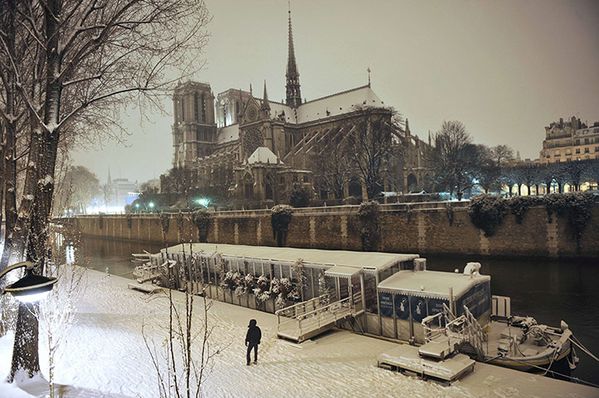 A-snow-covered-Notre-Dame-015