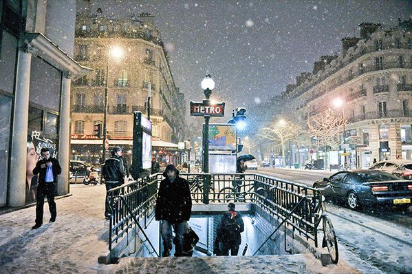 People-leaving-a-Metro-st-014