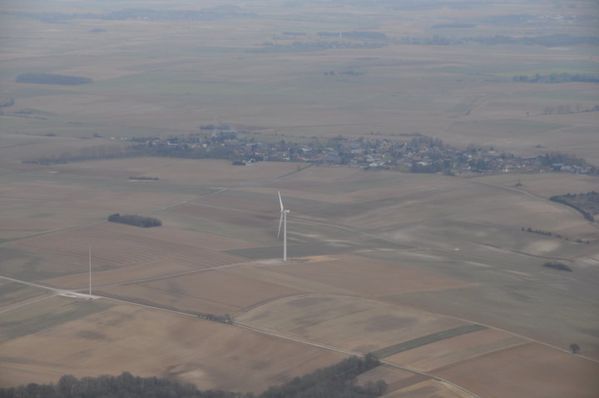 Site n°1, mât météo ,Village Equancourt en arrière pla