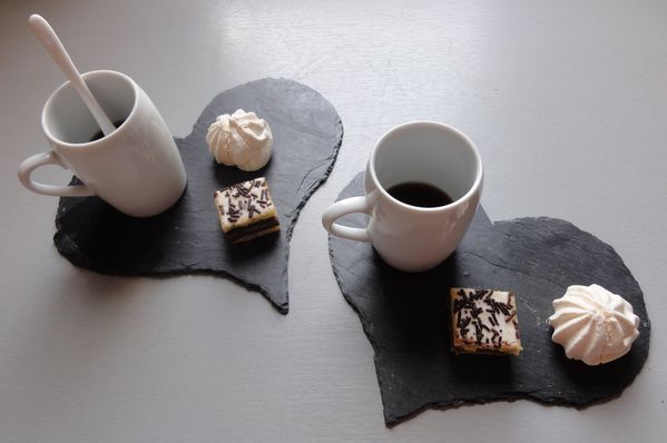 cafe-gourmand-ardoise-coeur-meringue.jpg