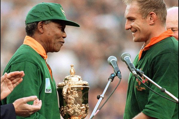Mandela-avec-le-capitaine-des-springboks-copie-1.jpg