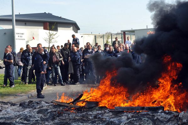 sem13maid-Z4-Les-gardiens-ferment-les-portes-du-penitentier.jpg