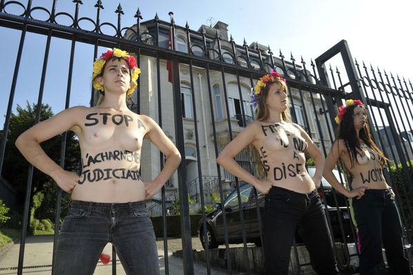 sem13julj-Z2-Femen-seins-nus-Bruxelles-soutien-a-Amina-en-T.jpg