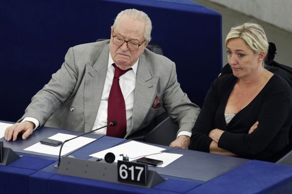 sem14juie-Z2-Guerre-entre-les-Le-Pen-pere-et-fille.jpg