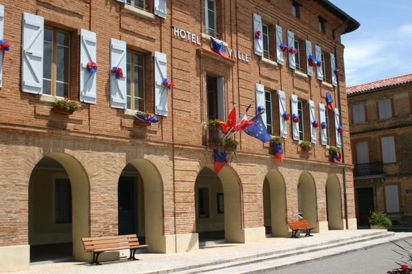 Montesquieu-Volvestre_mairie_couleur_ASM_finale_juin_2011_0.jpg