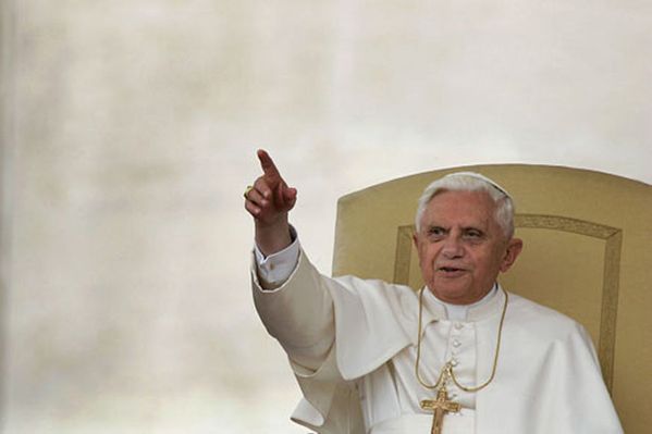 Benoit-XVI-montre-le-chemin.jpg