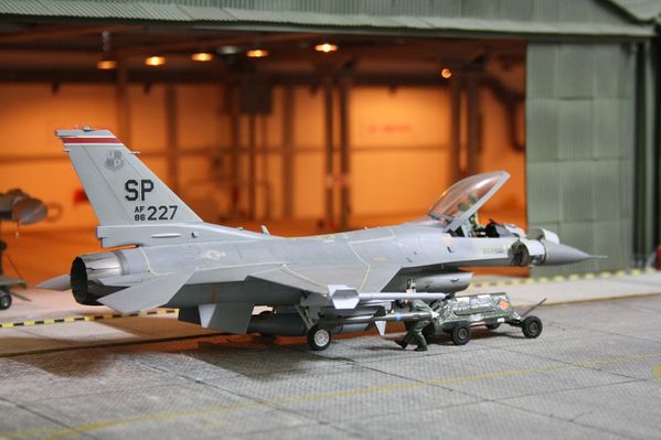 f-16-aeroport-diorama.jpg