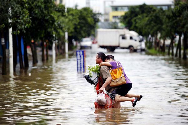 sem13maik-Z4-A-bout-de-bras-inondations-Chine.jpg