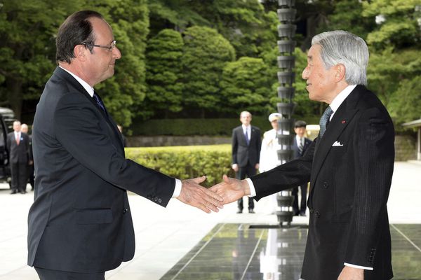 sem13juid-Z16-Poignee-de-main-imperiale-Francois-Hollande-e.jpg