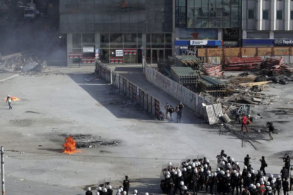 sem13juie-Z16-la-police-reprend-la-place-Taksim-Istanbul-Tu.jpg