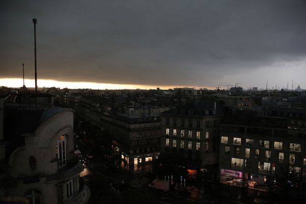 sem13juih-Z13-Comme-un-air-de-fin-du-monde-orages-Paris.jpg