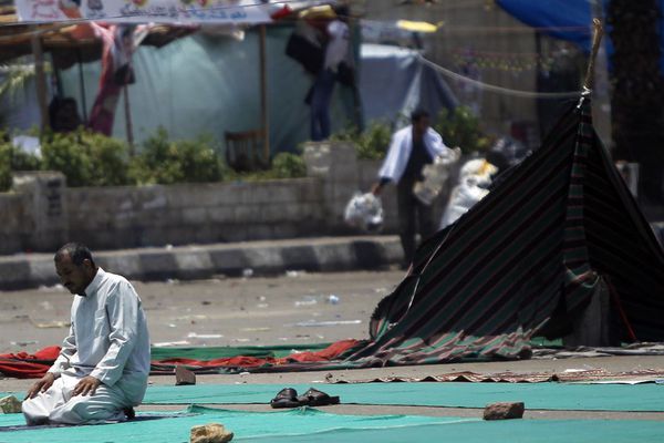 sem13julj-Z14-Apres-le-chaos-la-priere-Le-Caire-Egypte.jpg