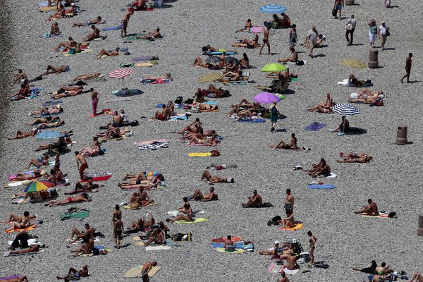 sem13julj-Z21-Sous-le-soleil-Nice-plage-promenade-des-angla.jpg