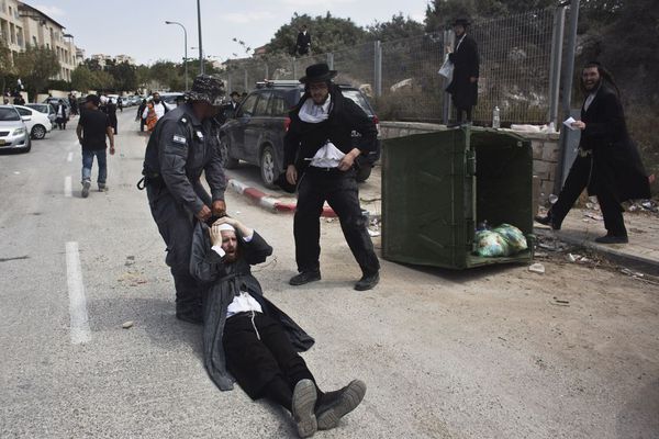 sem13aoue-Z16-juifs-orthodoxes-evacues-par-police-israelien.jpg