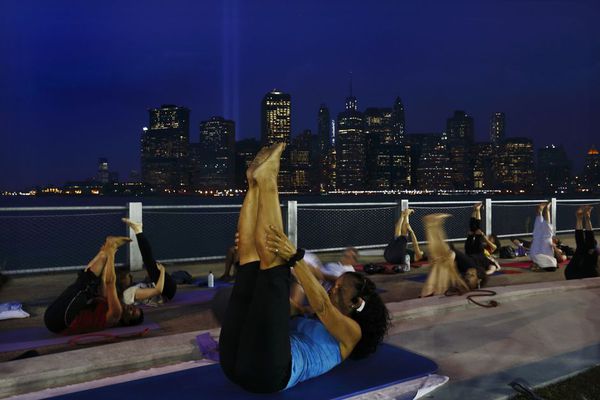 sem13sepe-Z18-Pilates-en-plein-air-pont-Brooklyn-New-York.jpg