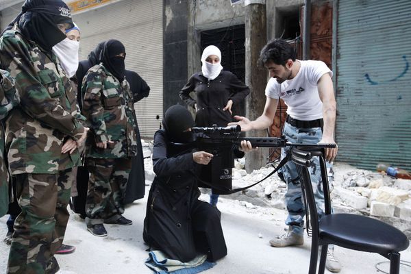 sem13sepi-Z13-Femme-au-combat-Alep-Syrie-.jpg