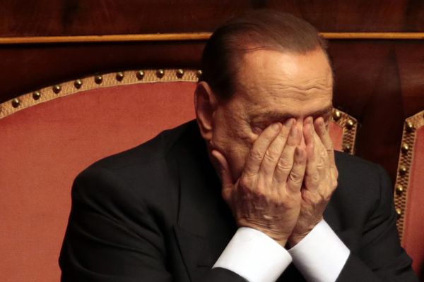 sem13octa-Z16-Marche-arriere-Silvio-berlusconi.jpg