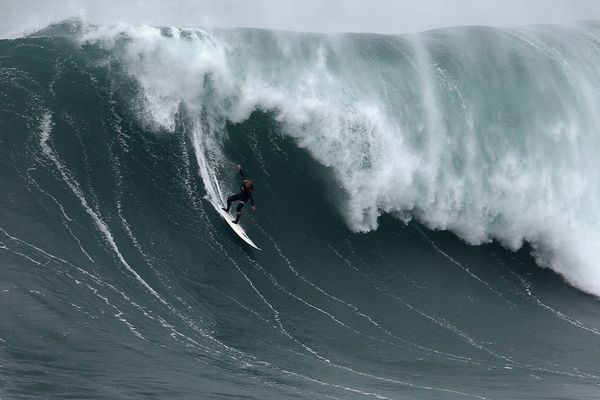 sem13novb-Z10-Garett-McNamara-surfeur-la-plus-haute-vague-d.jpg