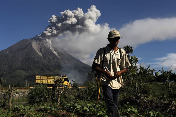 sem13novk-Z1-Ignorer-la-fumee-volcan-Sinabung-Indonesie.jpg