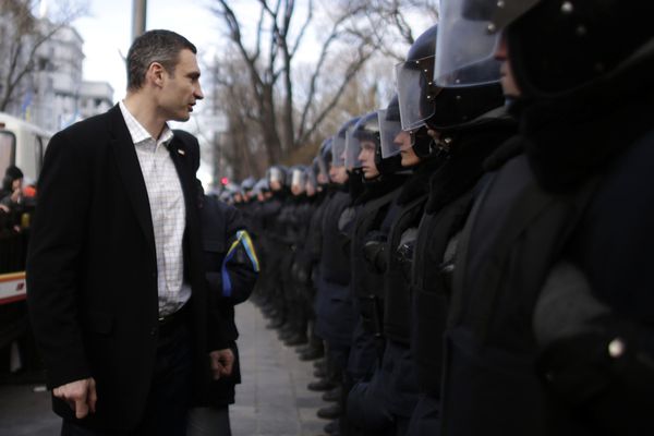 sem13decb-Z5-Vitali-Klitschko-opposan-defie-policier-Kiev-U.jpg