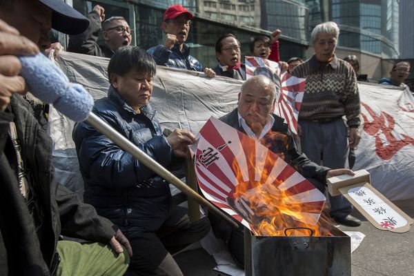 sem13decm-Z2-Memoire-douloureuse-hong-kong-drapeau-japon-br.jpg