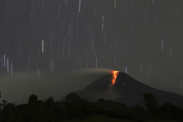 sem14jane-Z16-Geant-rougeoyant-volcan-sinabung-indonesie.jpg