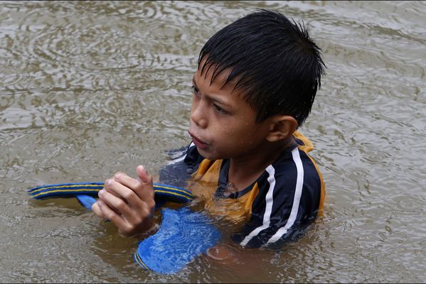 sem14janh-Z16-En-pleine-rue-inondations-Philippines.jpg