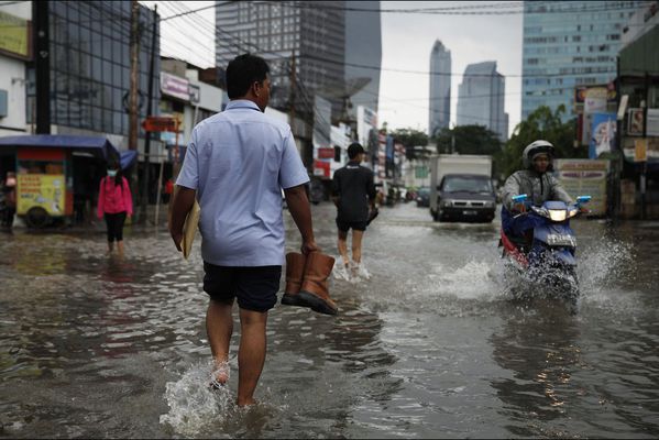 sem14jann-Z20-Les-pieds-dans-l-eau-jakarta-Indonesie.jpg