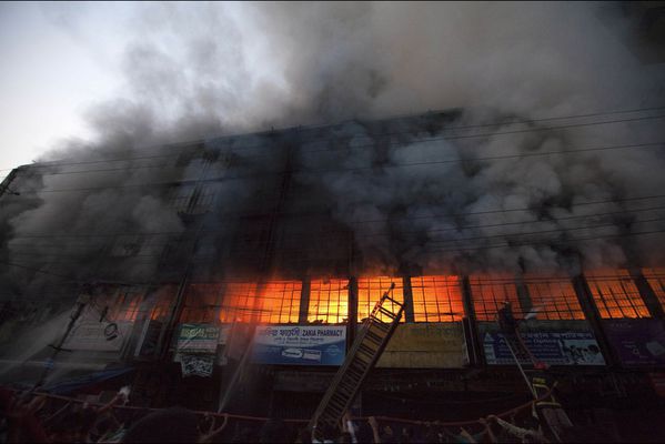 sem14marc-Z15-Flammes-entrepot-Dhaka-Bangladesh.jpg