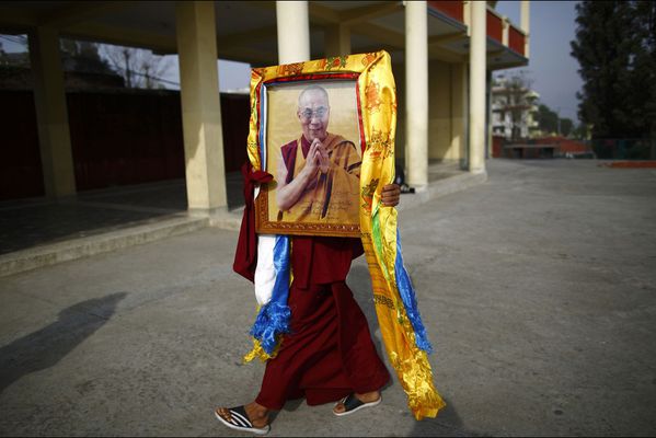 sem14marc-Z2-moine-tibetain-porte-portrait-dalai-lama-Nepal.jpg
