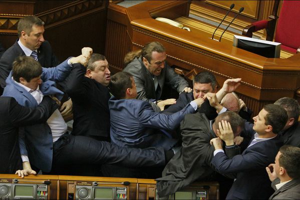 sem14avrd-Z18-Dans-la-melee-Parlement-de-Kiev-Ukraine.jpg