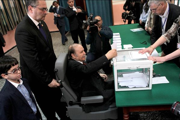 sem14avrh-Z16-A-vote-Bouteflika-fauteuil-roulant-algerie.jpg