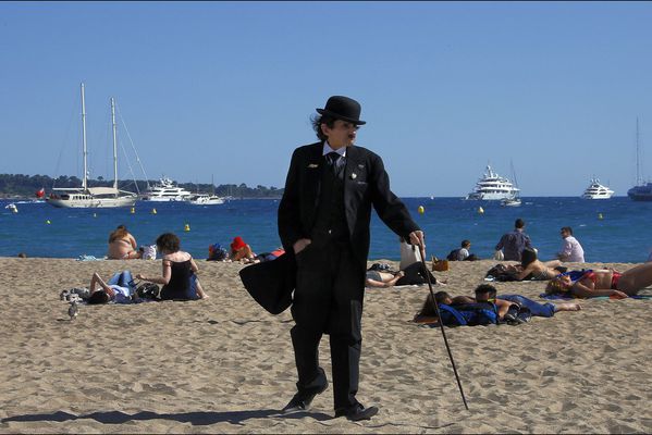 sem14maif-Z21-Beau-costume-plage-Cannes-en-marge-du-festiva.jpg