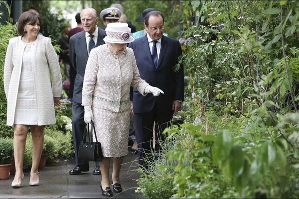 sem14juic-Z19-Elizabeth-II-visite-marche-aux-fleurs-Paris.jpg