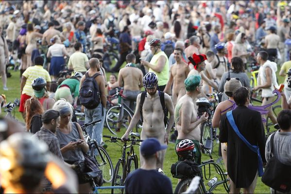 sem14juic-Z21-Sans-chemise-sans-pantalon-course-velo-nudist.jpg