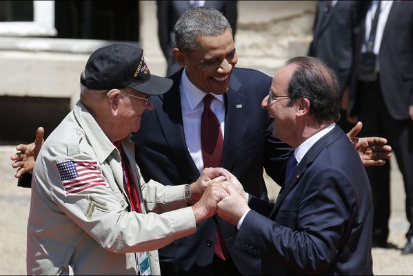 sem14juic-Z7-commemoration-du-d-day-Hollande-Obama-avec-un-.jpg