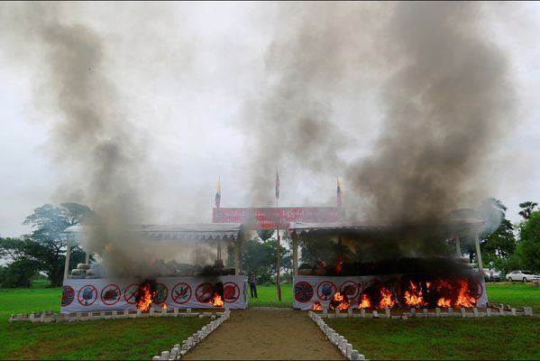 sem14juik-Z10-Parti-en-flammes-drogue-saisie-Rangoun-Birman.jpg