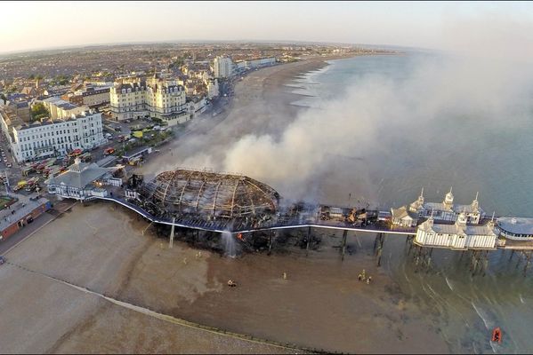 sem14juln-Z13-incendie-jetee-Eastbourne-Sussex-Angleterre.jpg