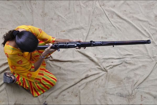 sem14aoue-Z10-Entrainement-fusil-femme-Inde.jpg