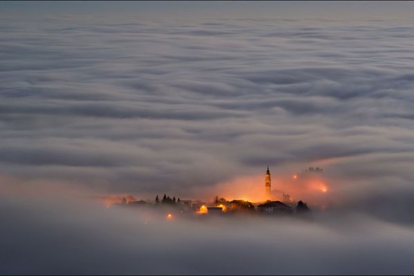 sem14aoue-Z9-village-dans-les-nuages-Italie.jpg