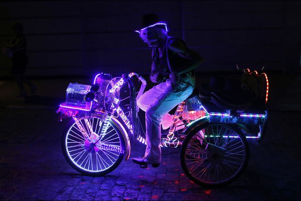 sem14aoug-Z11-Vu-de-loin-tricycle-lumineux-Madrid-Espagne.jpg