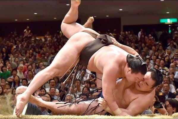 sem14sepm-Z10-Plus-dure-sera-la-chute-tournoi-sumo-Tokyo-Ja.jpg