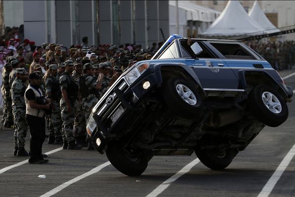 sem14sepm-Z4-Drole-de-defile-La-Mecque-Arabie-Saoudite.jpg